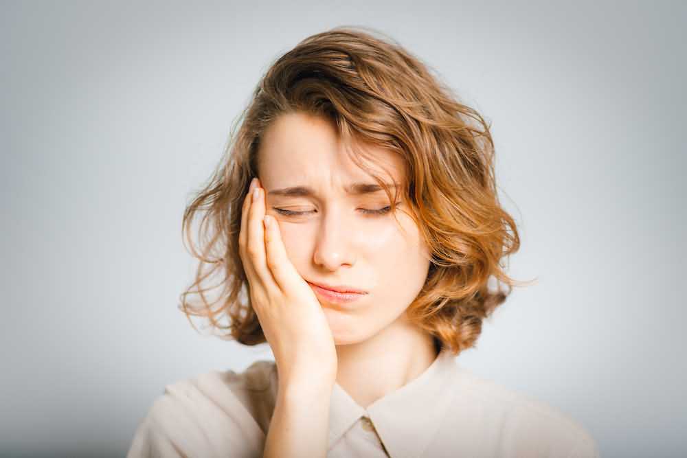 Painful swelling close to the jaw, Mumps symptoms
